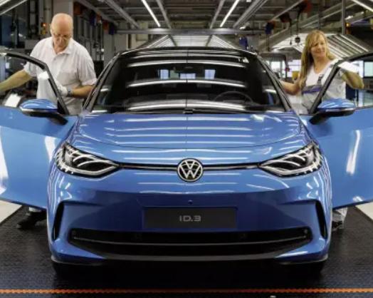 Автопроизводители Германии поддерживают рынок электромобилей в ответ на отмену госсубсидий