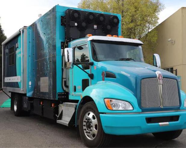 1806 миль на ходу, не осуществляя никаких заправок. Первый в мире сделал это служебный автомобиль из США с баком на водороде